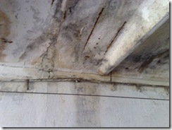 Armaturile din chesoane sufera fenomenul oxidarii si corodarii din cauza apei ce strapunge izolatia
